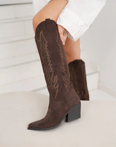 Camila™ | Botas vaqueras de ante marrones con bordado