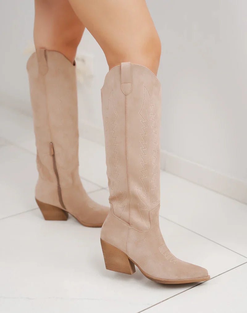 Valentina™ | Botas vaqueras de ante taupe con bordado