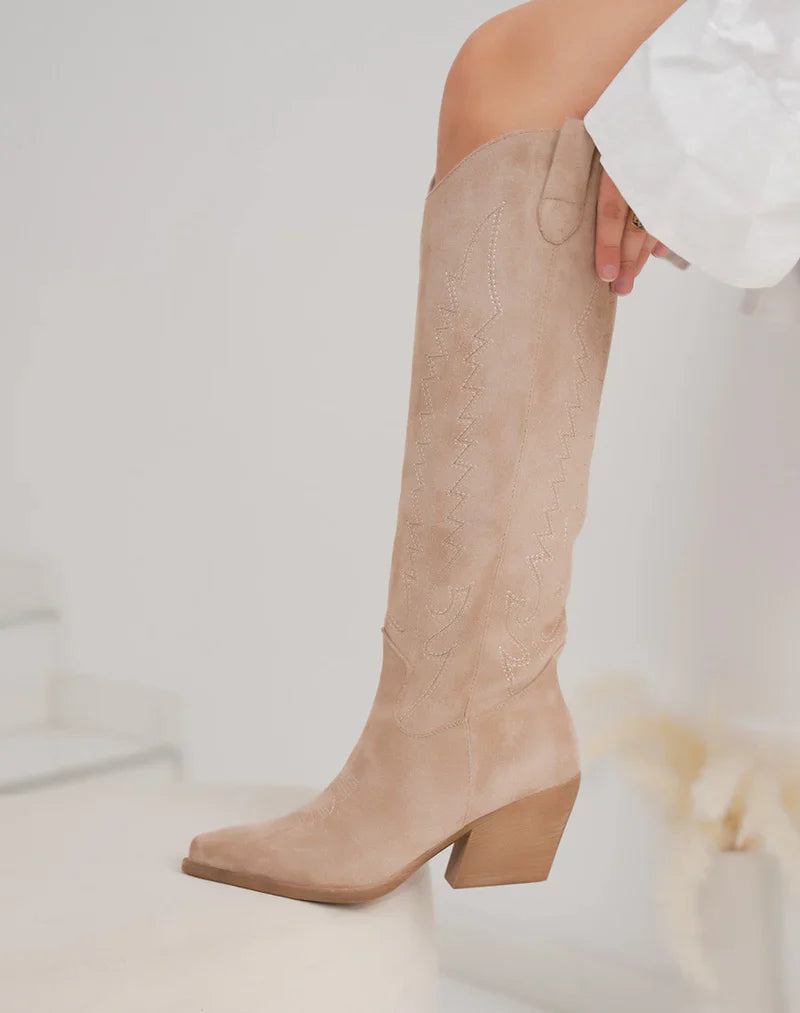 Valentina™ | Botas vaqueras de ante taupe con bordado