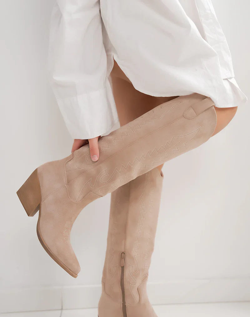 Valentina™ | Botas vaqueras de ante taupe con bordado